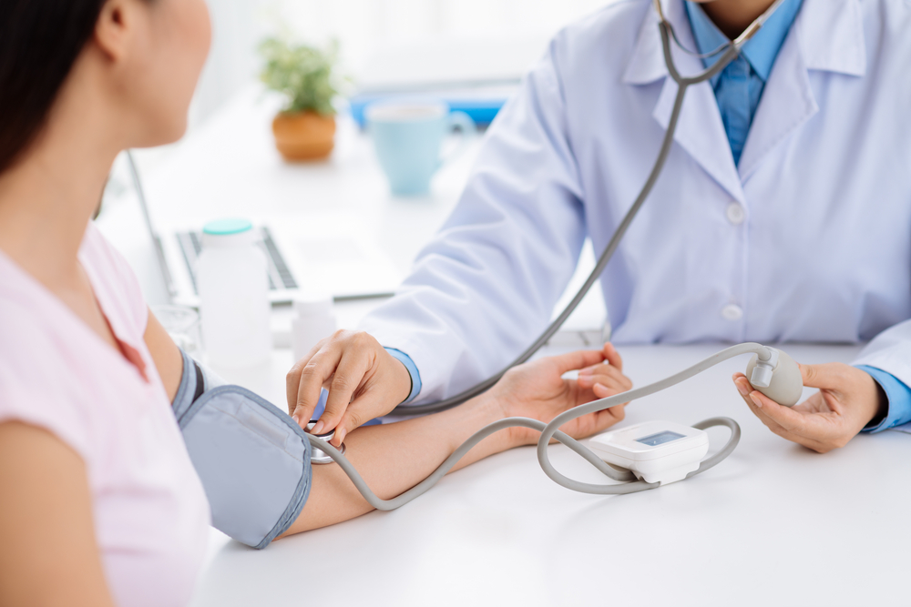 Doctor,Checking,Blood,Pressure,Of,The,Patient,,Selective,Focus